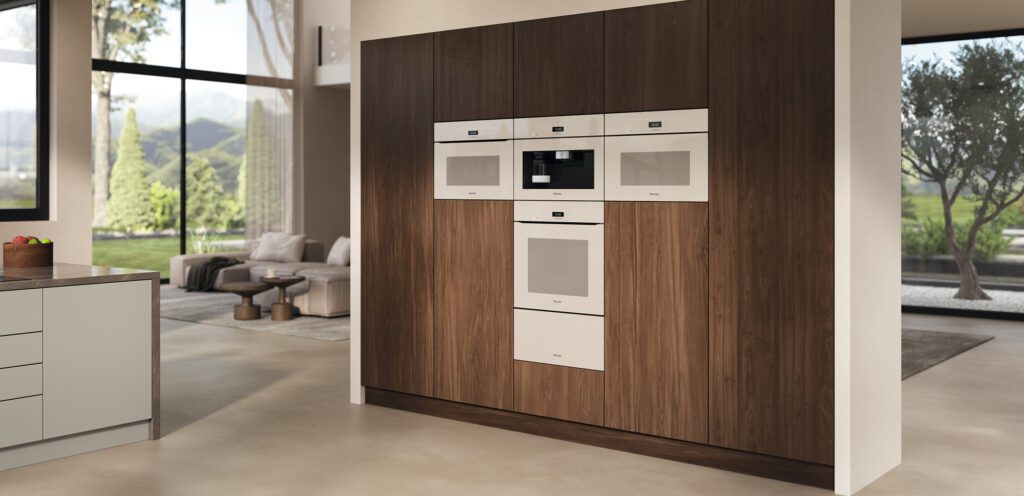 Küchenschrankzeile mit Backofen, Mikrowelle und weiteren Mielegeräten in Pearlbeige