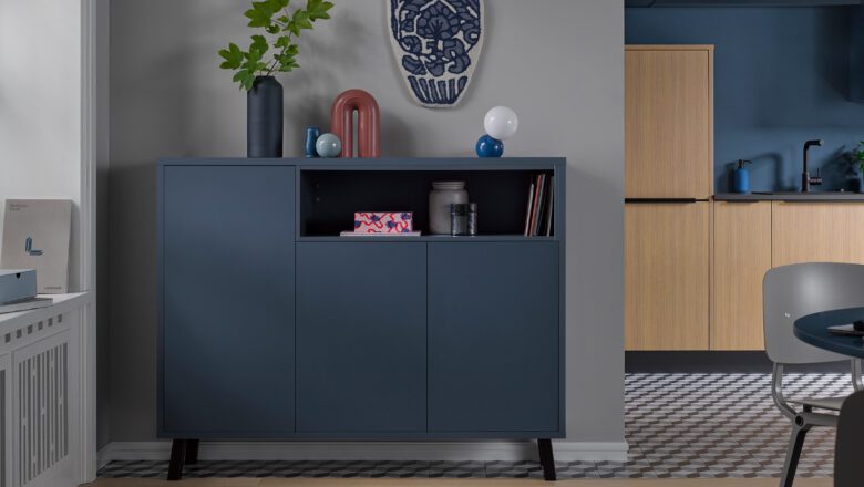 Griffloses Highboard mit offenem Fach, Deko in Dunkelblau