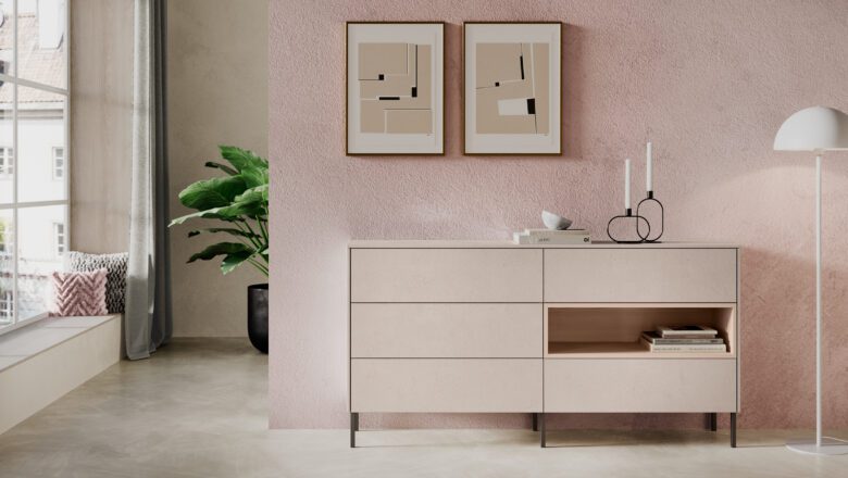 Griffloses Highboard mit offenem Fach, Deko in Beige