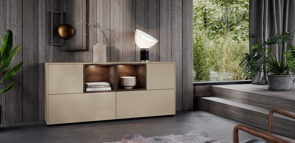 Großes griffloses Highboard mit zwei offenen Fächern, Deko in Beige und Holz