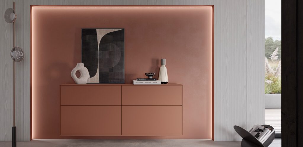 Griffloses Highboard mit Deko oben drauf in Terracotta